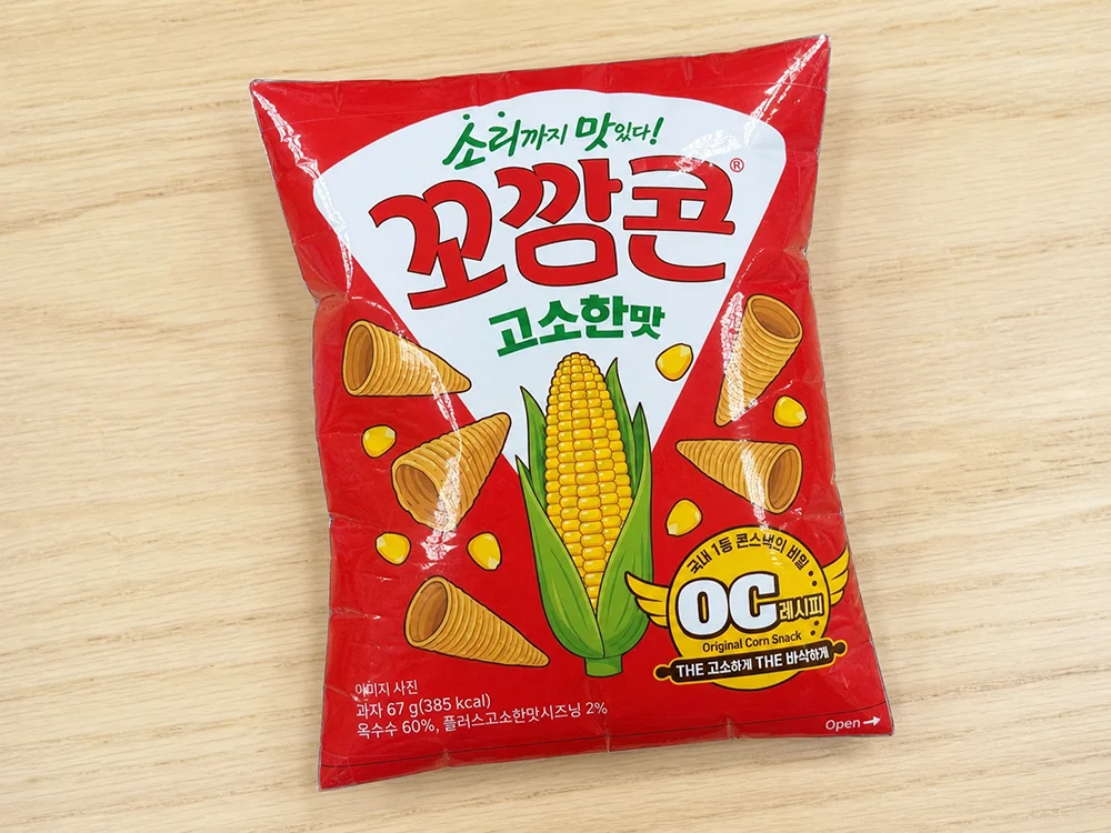 꼬깔콘 스타일 빨간 옥수수 과자 봉지 종이 스퀴시 완성 사진